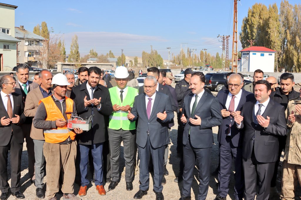 Valimiz sn İlker Gündüzöz, ilçe Kaymakamımız sn <a href="/goksubyrm/">Göksu Bayram</a>, Bulanık Kaymakamı sn Oğuzhan Ocak ve vatandaşlarımızın katılımlarıyla Şehirler Arası Otobüs Terminalimizin temel atma törenini gerçekleştirdik. Malazgirt halkına hayırlı uğurlu olsun. Rabb'im utandırmasın.