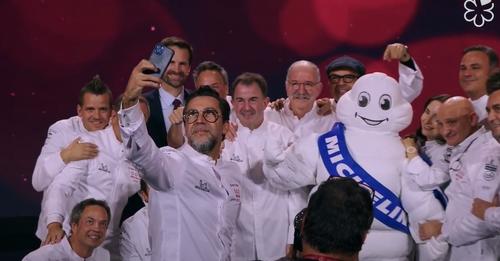 cook_eat_dream's tweet photo. ⭐️Totes les estrelles Michelin de la Marina Alta continuen lluint al cel gastronòmic. Enhorabona!
@QiqeDacosta renova les tres estrelles de Dénia i obté la segona al Deesa de Madrid.
Enhorabona a tots!
@ayto_denia @AEHTMA  #Bonamb #Casapepa #Peixibrases #Tula #Beat #Audreys https://t.co/jRoCXQK7pm