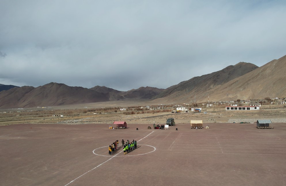firefurycorps's tweet image. #SnowLeopardBrigade has created a football field at a height of 15000ft for the local community members to boost their enthusiasm for football. The occasion was marked by a friendly match between Nyoma Tigers and Nyoma Cubs.

@adgpi 
@NorthernComd_IA 
@lg_ladakh