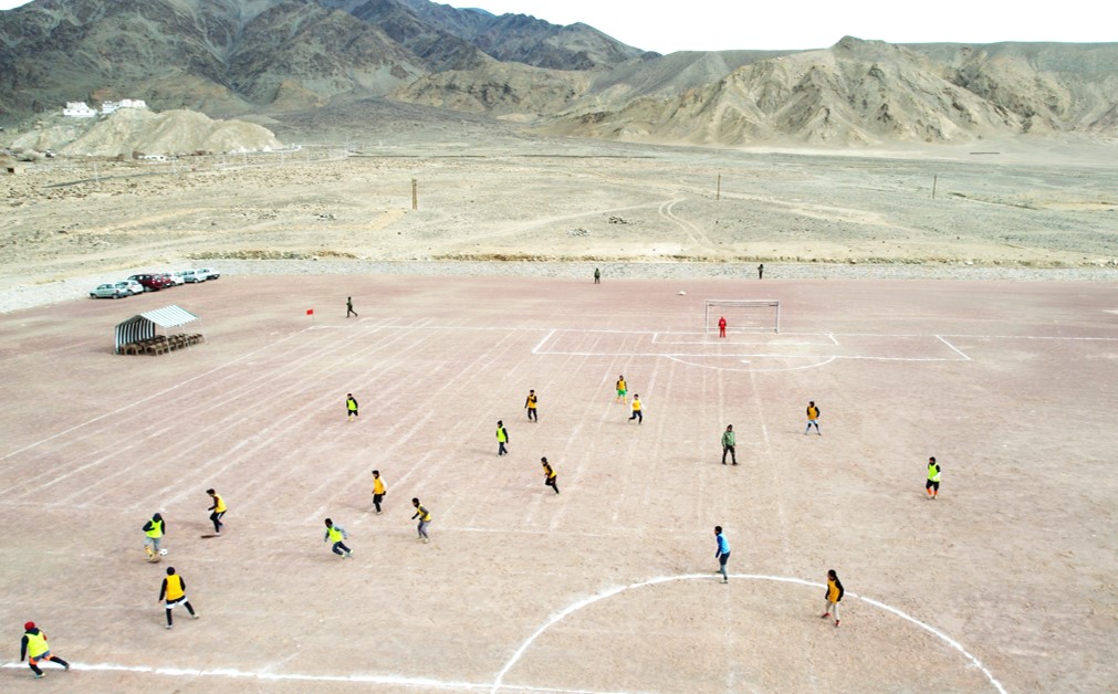 firefurycorps's tweet image. #SnowLeopardBrigade has created a football field at a height of 15000ft for the local community members to boost their enthusiasm for football. The occasion was marked by a friendly match between Nyoma Tigers and Nyoma Cubs.

@adgpi 
@NorthernComd_IA 
@lg_ladakh