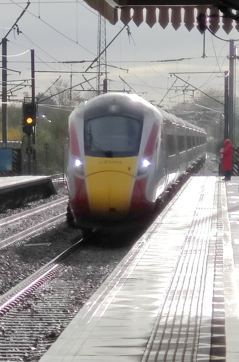 dmlevy's tweet photo. Sunshine after the rain: 10:46 northbound @LNER Azuma approaches Platform 1 https://t.co/MmIb3AFkxG