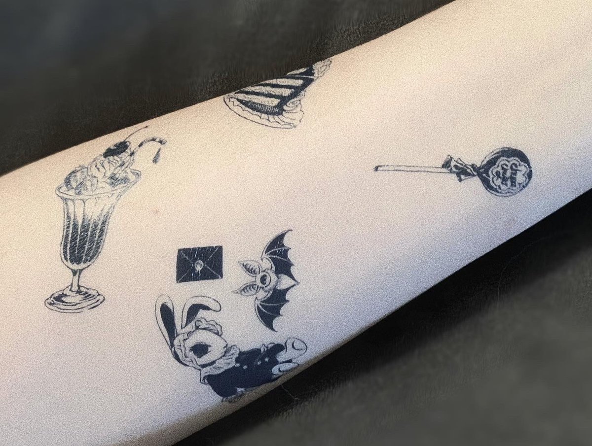 h_tattooer's tweet photo. Dark &amp; Sweet 타투스티커 ⚰️

@InstantTattoo 와의 콜라보 타투스티커가 나왔습니다 #RT + 팔로워 분들중 세분에게 한세트씩 보내드리려고해요
(국내한정 이벤트, 12월 1일 추첨)
 
평소 타투에 관심있던 분들에게 부담없이 체험해볼수 있는 좋은 기회가 될거같아요 🎆
https://t.co/lI4P8dkw14 https://t.co/Hr3KXE7Eui