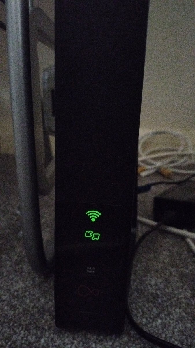 TheDaveCable's tweet photo. @virginmedia what do green flashing arrows mean on my router? I've tried restarting it twice, checked all connections and still happening https://t.co/bU8OSEFoqA