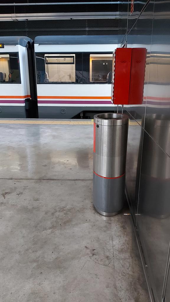 Xabi196420's tweet photo. Y de nuevo más cenutrios que priman más su adicción al tabaco que la salud de los demás. Y sí, aparte de estar prohibidísimo fumar en las estaciones de tren,ésta además es subterránea 🤬 https://t.co/586YQq71AH