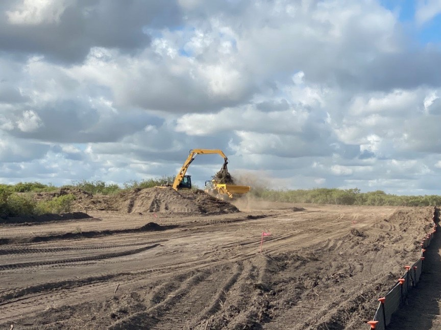CowboyDanPaasch's tweet photo. #Starships very nearby, billion-dollar neighbor beginning preliminary dirt work. #SpaceX's #LoneStarMineralDevelopment mostly been a no-show. Looks to be only local source w/ capacity to spare of LNG/LCH4. #NextDecadeLNG #RioGrandeLNGProject
deets: https://t.co/eS2Tt07gfS https://t.co/OXExHPLKUS