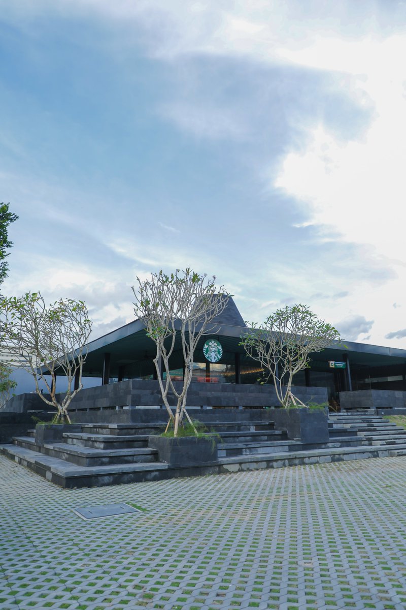 SbuxIndonesia's tweet photo. Yaaayy, Starbucks akhirnya resmi menyapa pelanggannya di kota #Magelang tanggal 21 November  😍😍😍

Berlokasi di jantung kota Jl. Jend. Sudirman no 42, Tidar Selatan, gerai Starbucks Sudirman Magelang akan menyapa pelanggan dengan desainnya yang cantik, struktur bangunan yang https://t.co/NmDAws9uS7