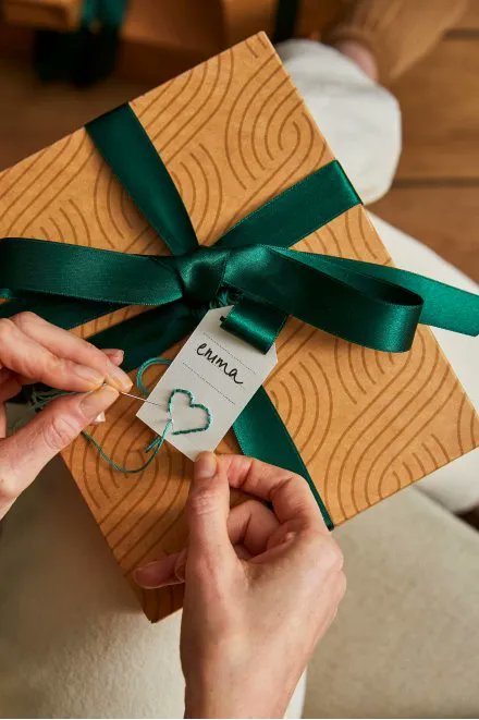 dmcspain's tweet photo. Regala comodidad con este simpático conjunto de gorro y patucos.
El kit incluye todo lo necesario, agujas, los ovillos y unas claras instrucciones paso a paso. Tb hay una cinta y una etiqueta de regalo, por lo que hasta el envoltorio está solucionado.  
https://t.co/yRZeHd9V6g https://t.co/nWZPnZEHYF