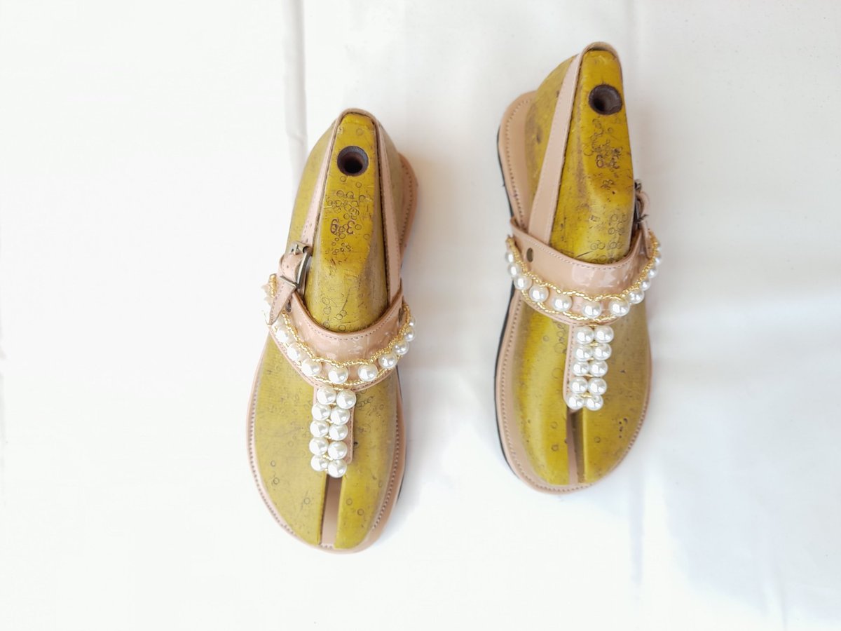 Temidayo_Bunmi's tweet photo. @CaptJamyl Ilorin, Kwara State
Dee Shoe is a bespoke company that deals with the production of handmade footwear with leather, wool, local fabrics and bead. 

We create footwear that are tailored to fit, unique, comfortable and durable. https://t.co/PwnfdteG46