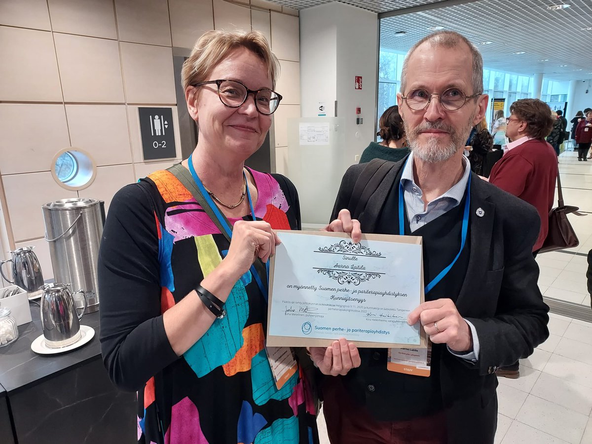 Suomen perhe- ja pariterapiayhdistyksen kunniajäsen  Aarno Laitila ja diplomin luovuttaja Kirsi Heikinheimo #perheterapia2022