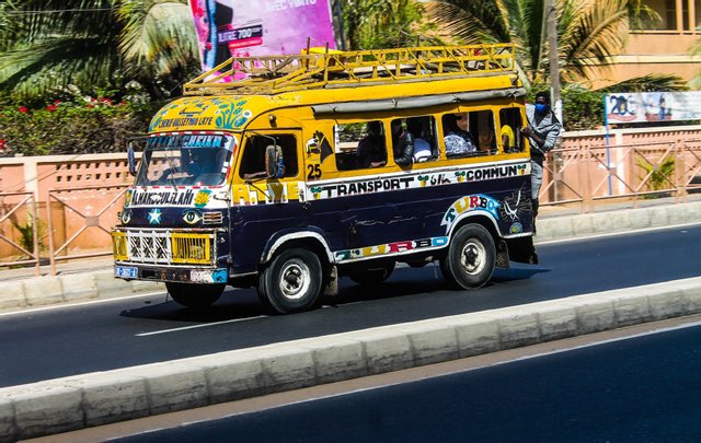 Le saviez-vous ? Ces minibus super colorés sont des moyens de transports très utilisés  à Dakar. Leurs jolies décorations sont attrayantes, vous ne trouvez pas ? 
Retrouvez cette image et de nombreuses autres sur iwaria.com