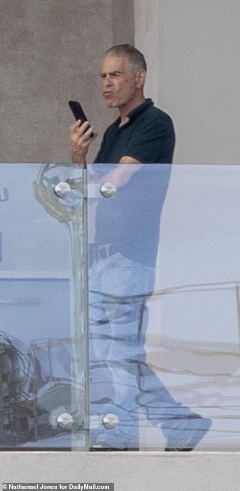 BREAKING: SAM BANKMAN FRIED, HIS MUM (Barbara Fried) AND HIS DAD (Joseph Bankman) ALL SPOTTED AT HIS BAHAMAS PENTHOUSE TODAY 🚨