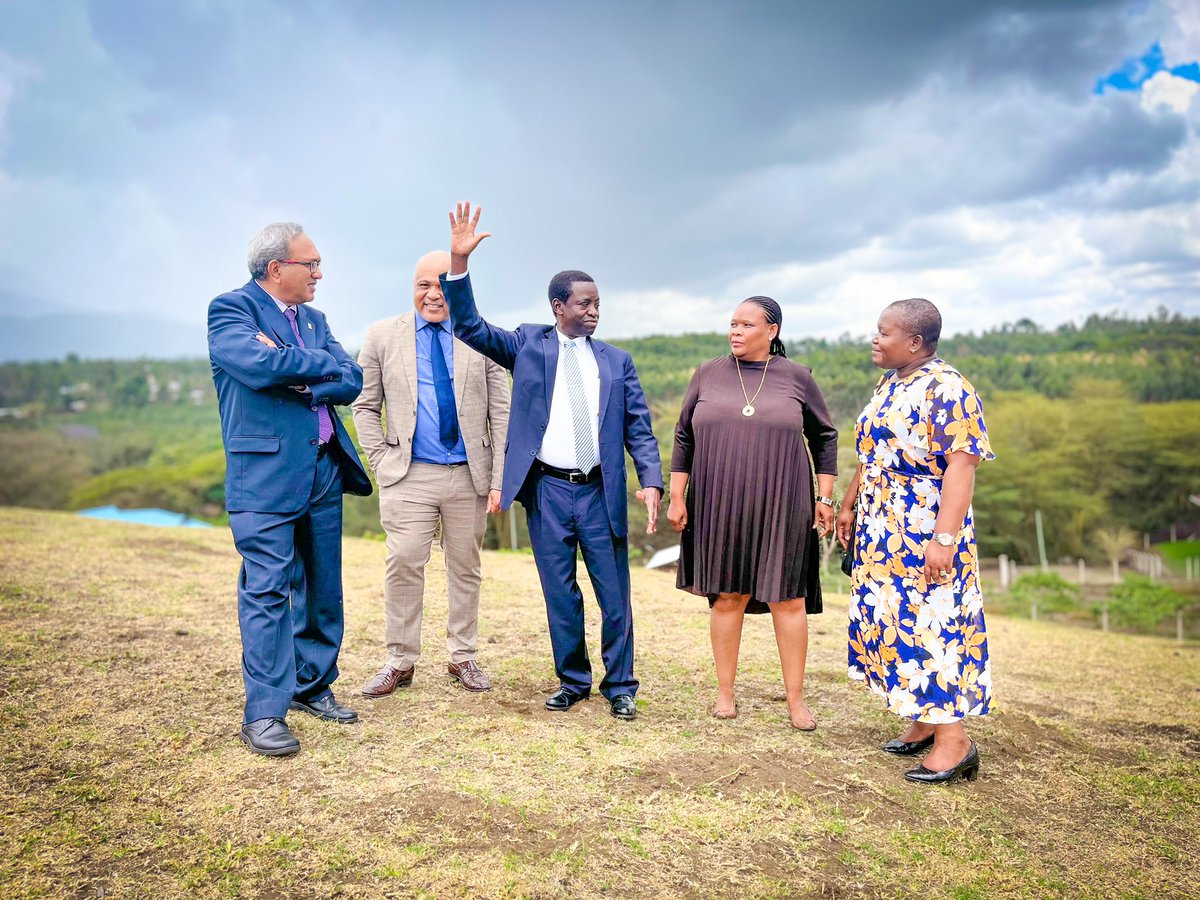 ECSA_HC's tweet image. Today ECSA-HC Director General  @YDambisya hosted the Advisory Committe members in a field visit to show them the 35 acre land in Ngaramtoni,Arusha owned by the Secretariat.