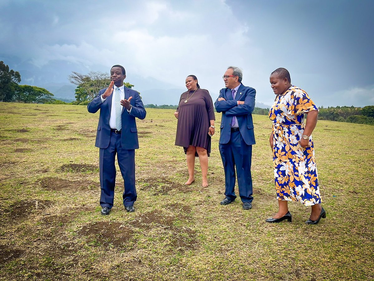 ECSA_HC's tweet image. Today ECSA-HC Director General  @YDambisya hosted the Advisory Committe members in a field visit to show them the 35 acre land in Ngaramtoni,Arusha owned by the Secretariat.