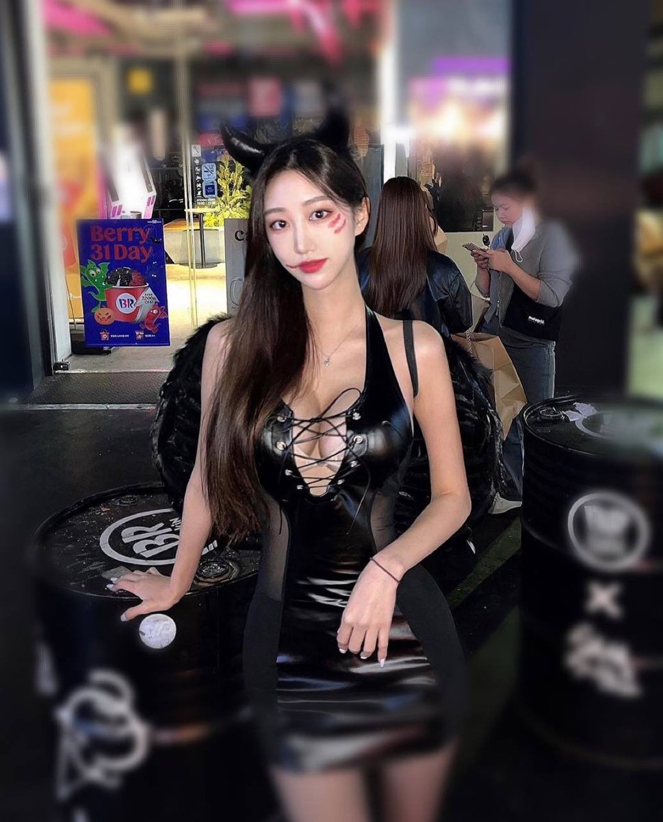 kexin_0925's tweet photo. 小惡魔還是黑天鵝🖤
你們喜歡哪一個？
#私訊告訴我❤️
#一日女友 https://t.co/qnx3baWLSy