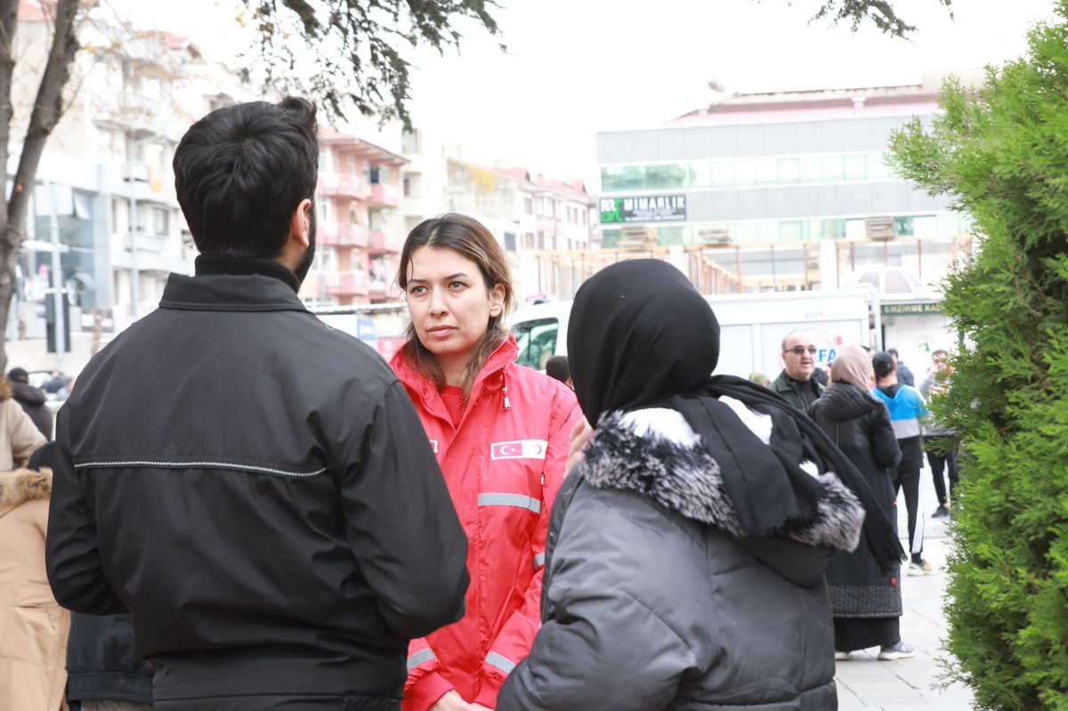 Our psychosocial support teams are on the ground all over Düzce. Our teams are trying to reduce the psychological consequence of the earthquake by providing psychological support to citizens who took to the streets with fear after the earthquake.