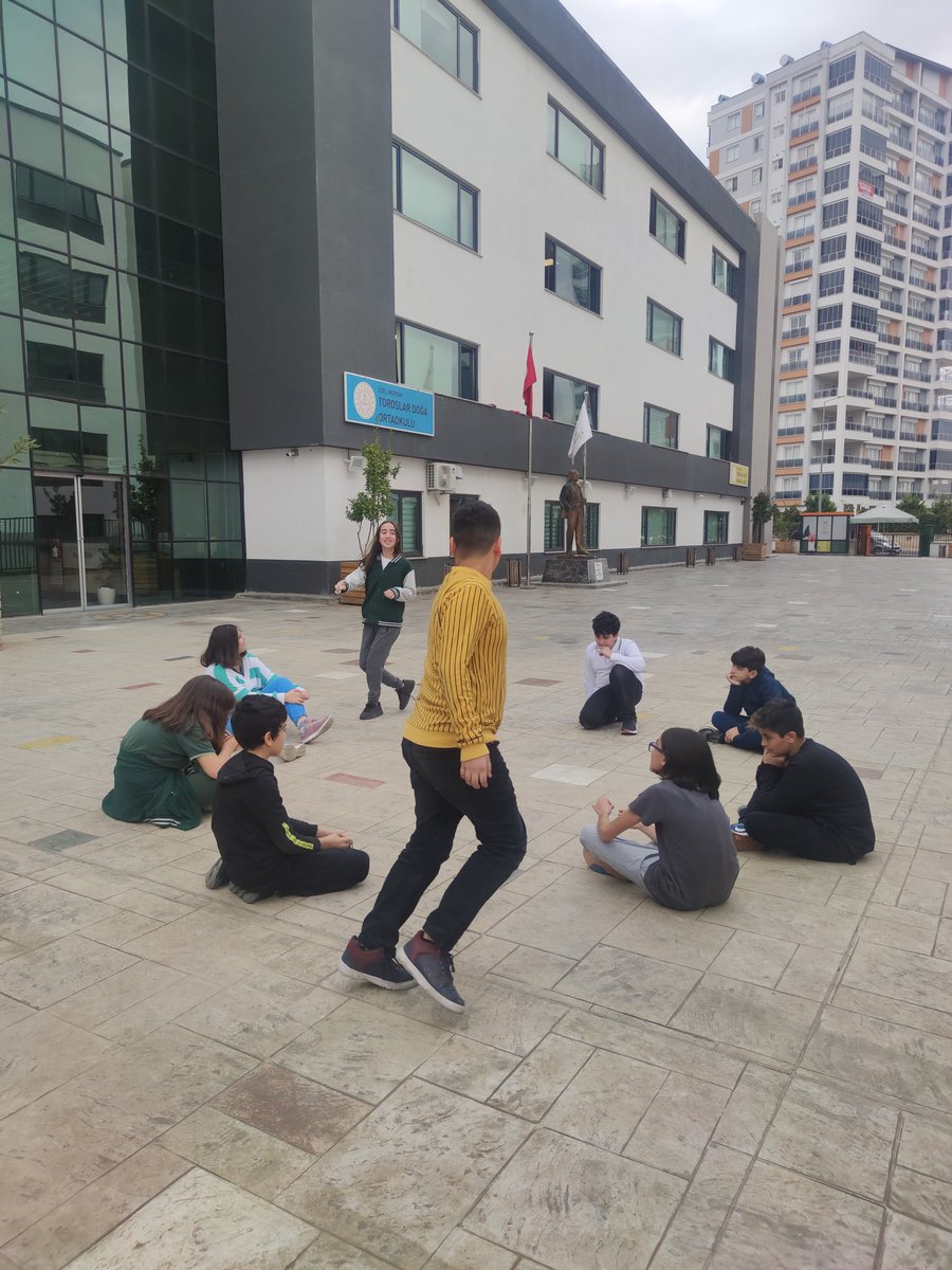 Marmara Bölgesine ait Çömel Kurtul oyunu ile öğrenciler çok eglendi. 😊😊