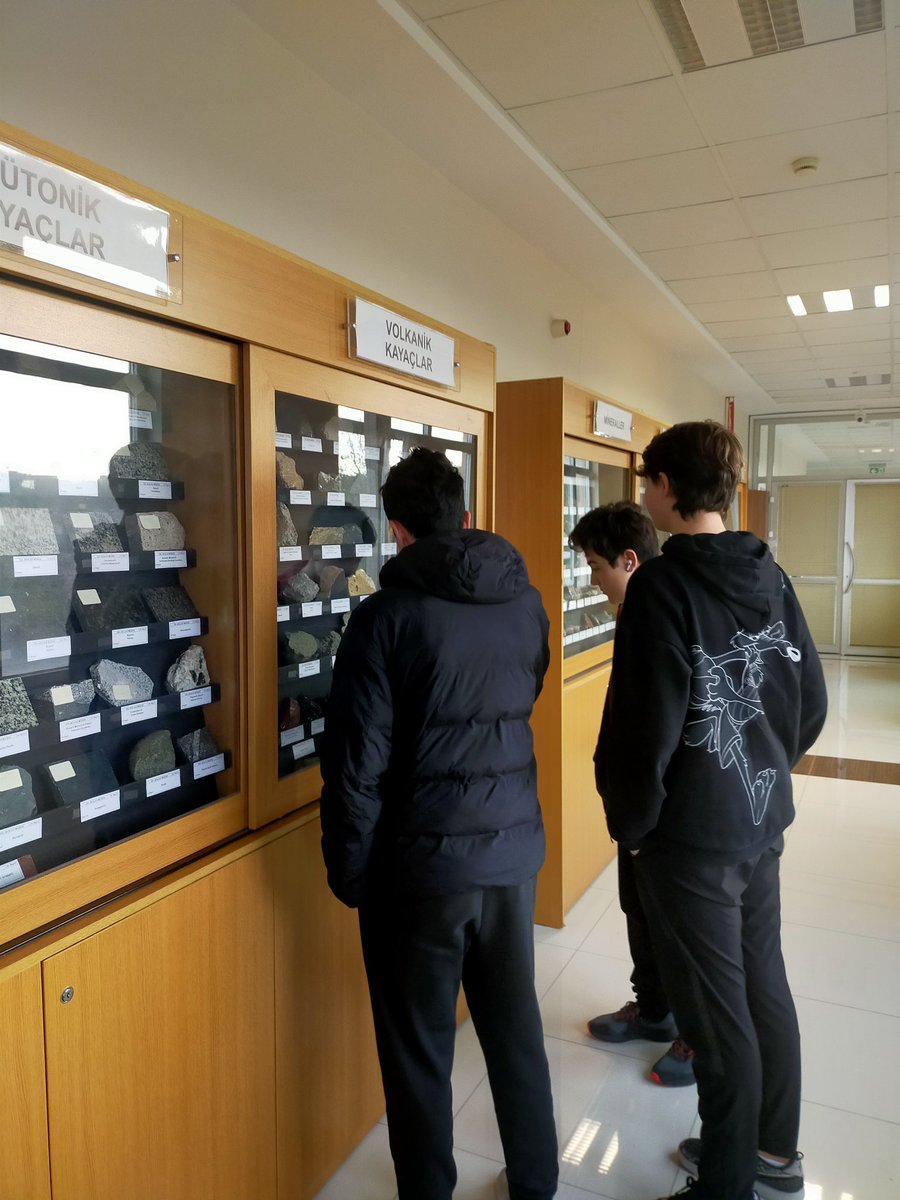 İstanbul Üniversitesi Cerrahpaşa Yerleşkesindeki Jeoloji Müzesi'nde ders işleyen 10.sınıf öğrencilerimiz, cografya derslerinde öğrendikleri farklı taş ve fosil örneklerini müzede görerek bilgilerini pekiştirdiler.
