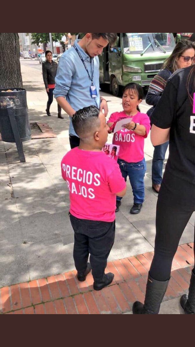 -Tenemos que pensar una campaña para anunciar descuentos.
-Yo me encargo.
-Algo directo, pero que no sea burdo ni le falte el respeto a nadie.
-Enterado.