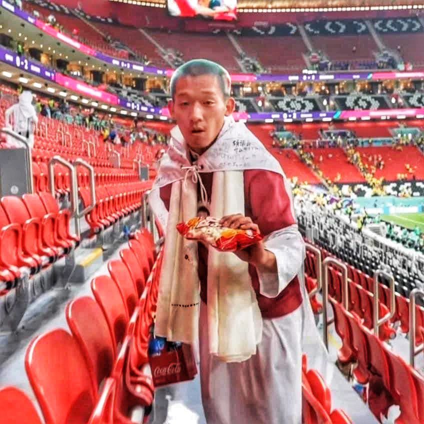 alimo_philip's tweet photo. 🇯🇵 Japanese fans won hearts as they respectfully cleaned the Al Bayt Stadium after the Qatar-Ecuador opening World Cup game.

🧹 Even though,Japan wasn't even playing that day.

🫶 Classy gesture #JPN 

#FIFAWorldCup  |#Qatar2022 https://t.co/VoXh9BxL3Q