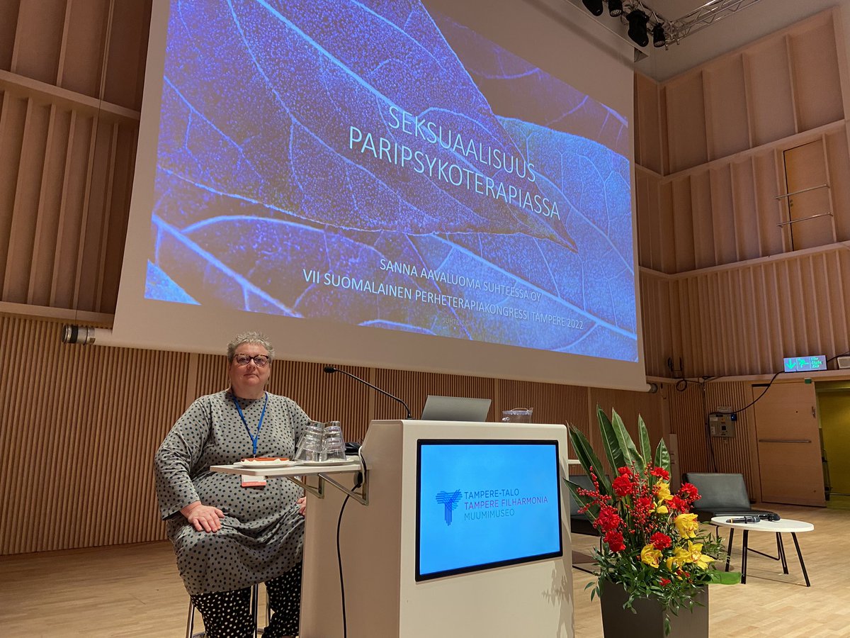 Seksuaalisuus paripsykoterapiassa.  Kuinka paljon ja millä tavalla olet terapiassa puhunut seksuaalisuudesta ja seksistä? Otatko automaattisesti sen puheeksi ja millä tavalla? Puhumassa pari- ja perhepsykoterapeutti Sanna Aavaluoma. #perheterapia2022 <a href="/SAavaluoma/">Sanna Aavaluoma</a>