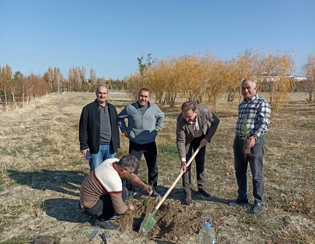 fen_fakultesi's tweet photo. Sayın Dekanımız Prof. Dr. Esvet AKBAŞ baskanlığnda Fen Fakültesinde çevre düzenlenmesi ve ağaçlandırma çalışmaları yapılmıştır. https://t.co/DVsJOp5GSi