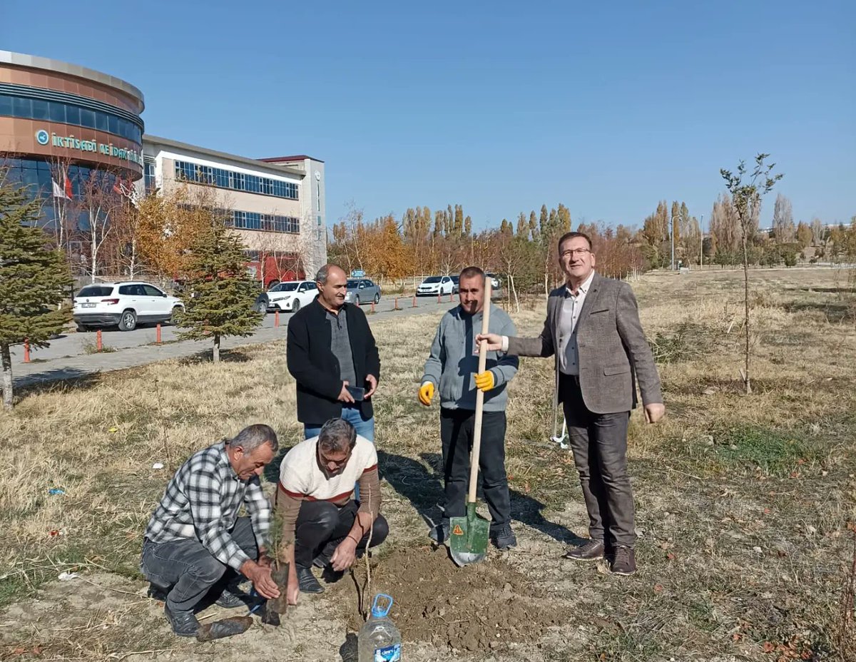 fen_fakultesi's tweet photo. Sayın Dekanımız Prof. Dr. Esvet AKBAŞ baskanlığnda Fen Fakültesinde çevre düzenlenmesi ve ağaçlandırma çalışmaları yapılmıştır. https://t.co/DVsJOp5GSi