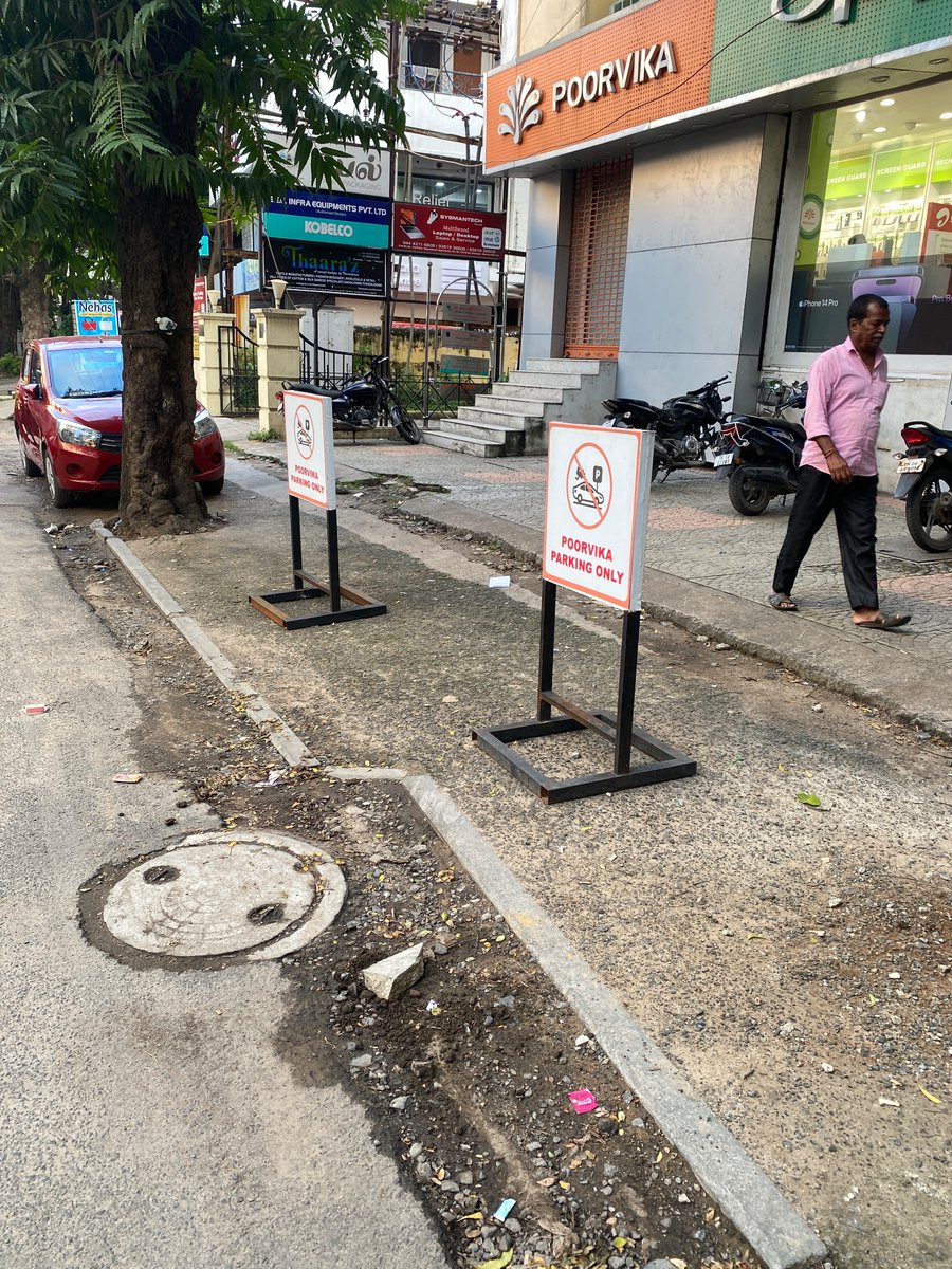 sidheshv's tweet photo. #ttkroad . The entire pedestrian path has been removed and when did @ChennaiTraffic @chennaipolice_ @chennaicorp sell pavement to #poorvika ? https://t.co/QKauHwBdxY