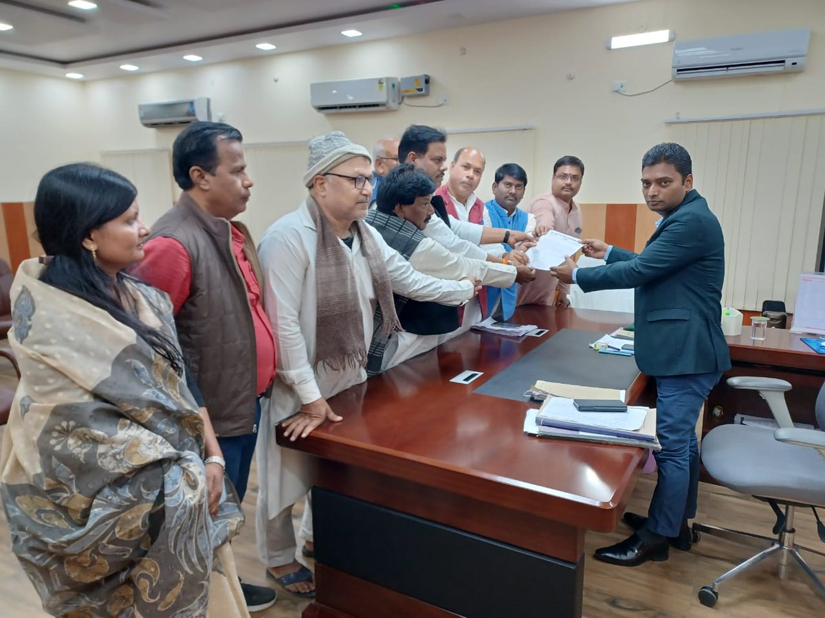 LJP4India's tweet photo. एक प्रतिनिधि मंडल ने जिलाधिकारी को मांग पत्र सौंपा। शांतिपूर्ण प्रदर्शन में लोक जनशक्ति पार्टी (रामविलास) बिहार प्रदेश के प्रधान महासचिव सह जमुई लोकसभा प्रभारी श��री संजय पासवान जी शामिल हुए। https://t.co/t6Hcl2KwUb