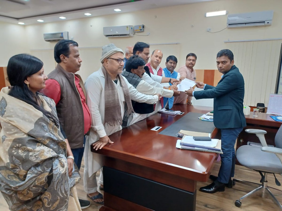 LJP4India's tweet photo. एक प्रतिनिधि मंडल ने जिलाधिकारी को मांग पत्र सौंपा। शांतिपूर्ण प्रदर्शन में लोक जनशक्ति पार्टी (रामविलास) बिहार प्रदेश के प्रधान महासचिव सह जमुई लोकसभा प्रभारी श��री संजय पासवान जी शामिल हुए। https://t.co/t6Hcl2KwUb