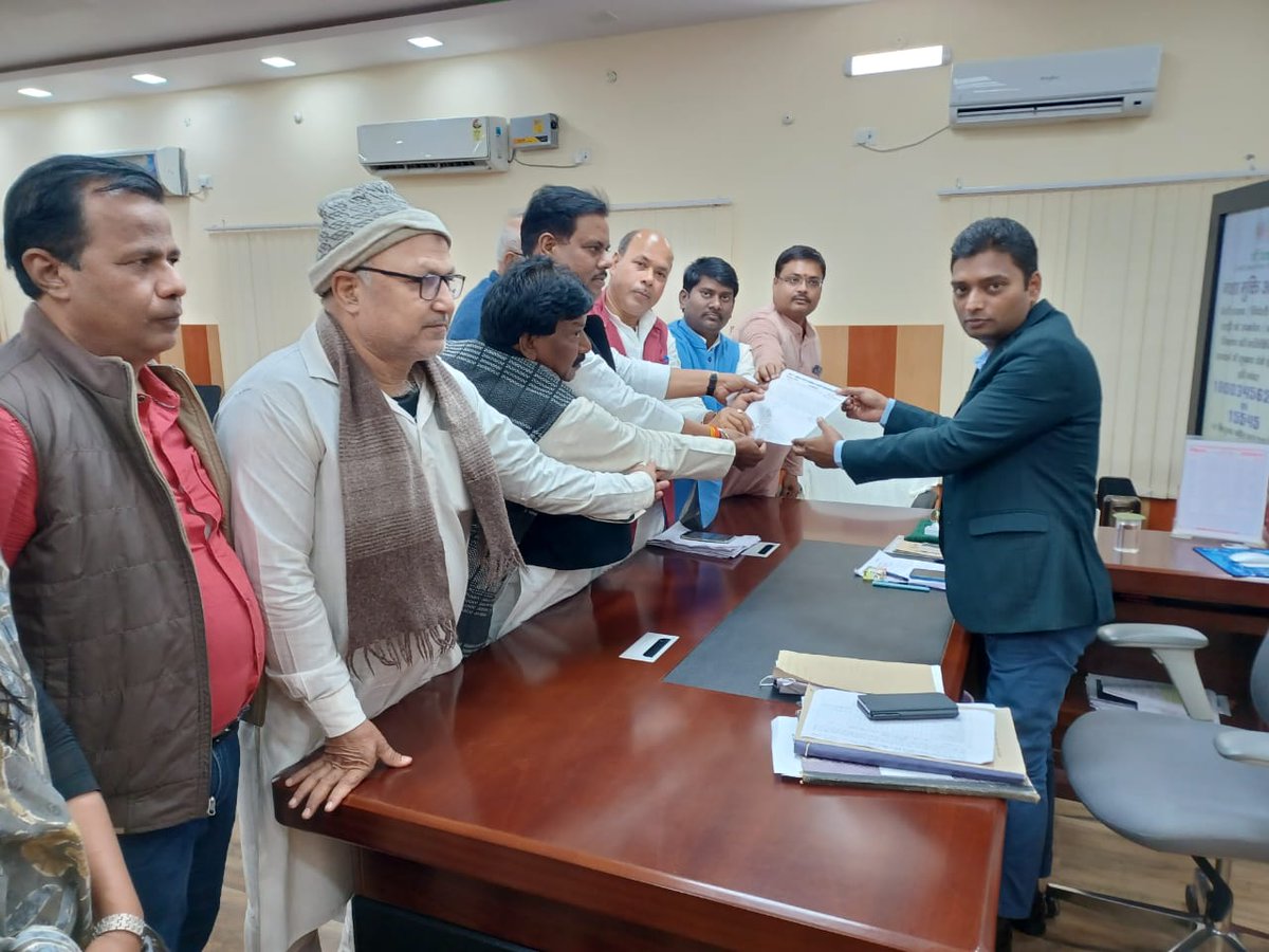 LJP4India's tweet photo. एक प्रतिनिधि मंडल ने जिलाधिकारी को मांग पत्र सौंपा। शांतिपूर्ण प्रदर्शन में लोक जनशक्ति पार्टी (रामविलास) बिहार प्रदेश के प्रधान महासचिव सह जमुई लोकसभा प्रभारी श��री संजय पासवान जी शामिल हुए। https://t.co/t6Hcl2KwUb