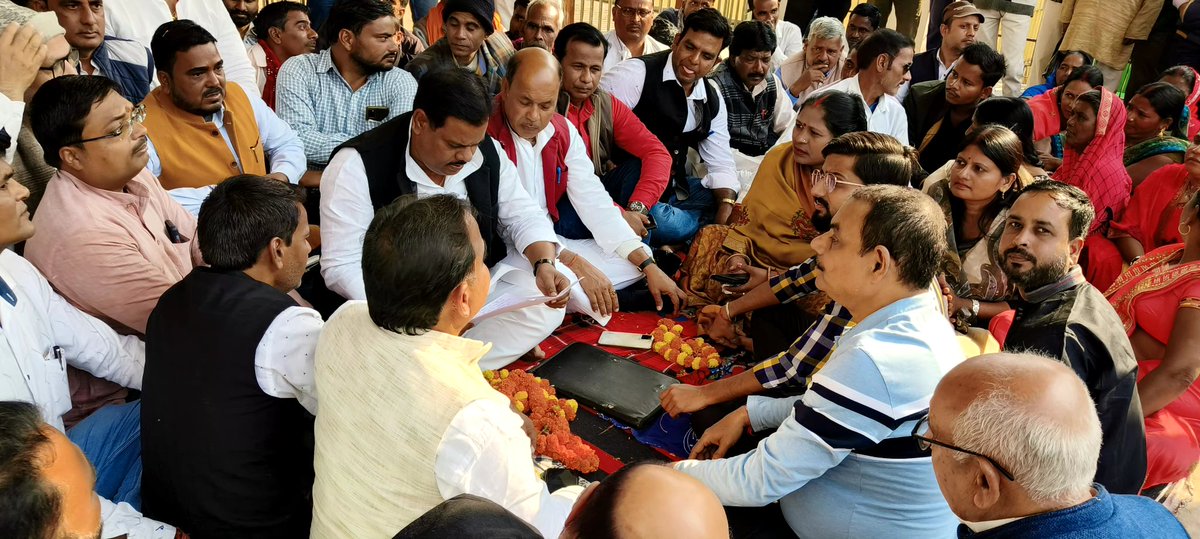 LJP4India's tweet photo. एक प्रतिनिधि मंडल ने जिलाधिकारी को मांग पत्र सौंपा। शांतिपूर्ण प्रदर्शन में लोक जनशक्ति पार्टी (रामविलास) बिहार प्रदेश के प्रधान महासचिव सह जमुई लोकसभा प्रभारी श��री संजय पासवान जी शामिल हुए। https://t.co/t6Hcl2KwUb