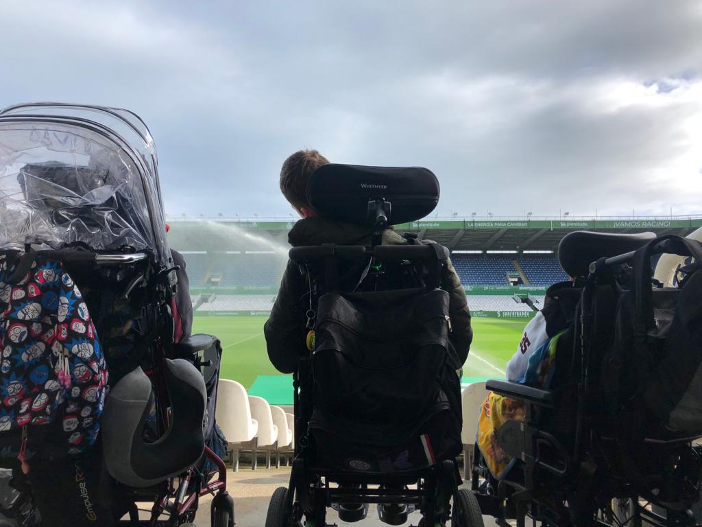 victor_bezana's tweet photo. Gracias @realracingclub por permitirnos finalmente visitar el estadio tal y como nos prometisteis al principio,y gracias a  @APR_Racing que nos han apoyado y se han volcado con los chicos(nos prometen una visita al colegio).
Con este cambio,habéis hecho muy felices a todo un cole https://t.co/FuAkSAf7fX