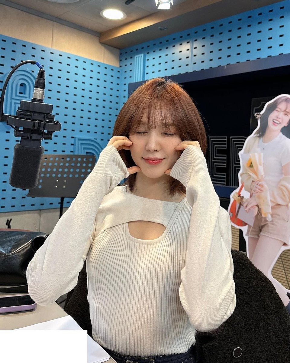wandj221's tweet photo. 221123 sbsyoungstreet insta update with #WENDY 💙

Youngstreet, which naturally melts into wansos' day, has begun.🫶
Let's have two cozy hours with WanD〰️💙

The #viewableradio is open!
so don't forget and please be with us✨

📸: https://t.co/hniu0BpzTH https://t.co/mh5hqvXySj