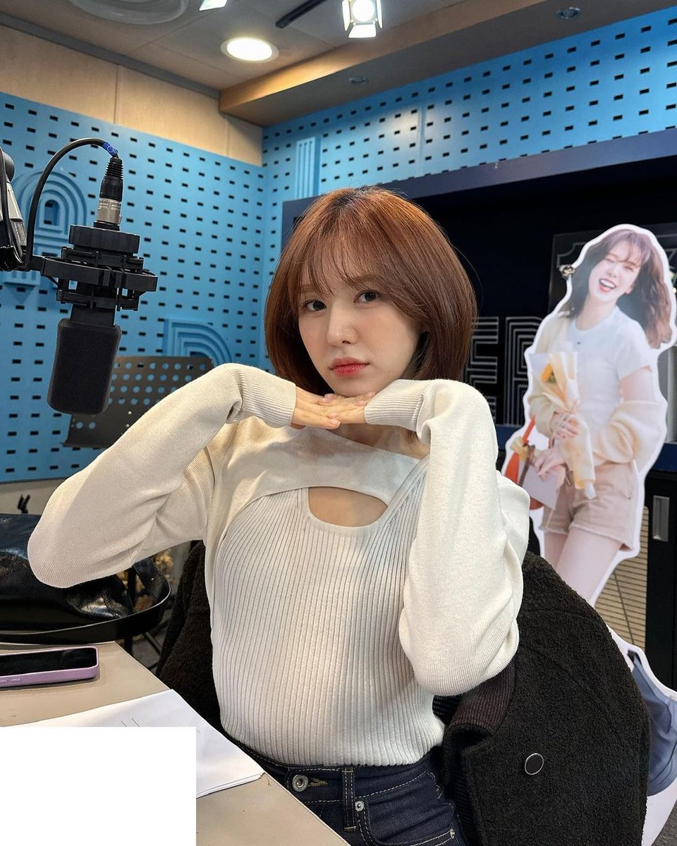 wandj221's tweet photo. 221123 sbsyoungstreet insta update with #WENDY 💙

Youngstreet, which naturally melts into wansos' day, has begun.🫶
Let's have two cozy hours with WanD〰️💙

The #viewableradio is open!
so don't forget and please be with us✨

📸: https://t.co/hniu0BpzTH https://t.co/mh5hqvXySj
