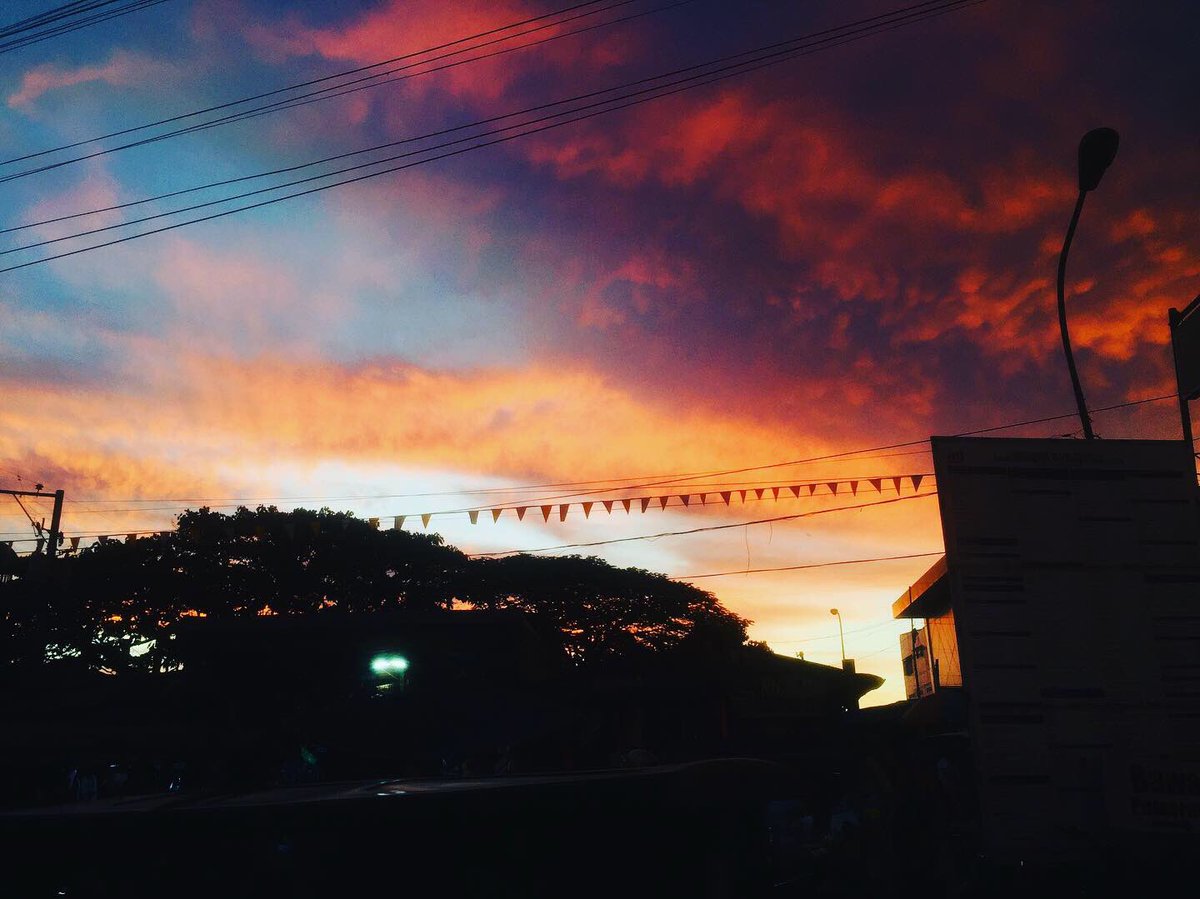 lvlyrsmntyrgn's tweet photo. #sunset #clouds #amzingview #cool https://t.co/AiRqNxpMAA
