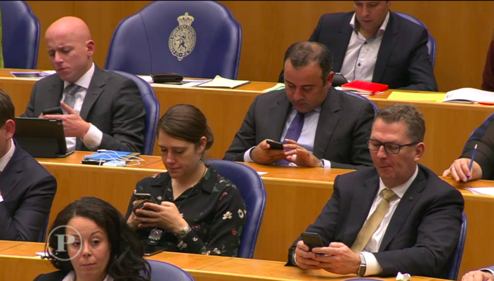 De hele discussie over smartphones verbieden op scholen is blijkbaar weer in gang gezet. Omdat smartphones teveel afleiden van wat echt belangrijk is. En daar hebben mensen een punt. 🤷‍♀️
