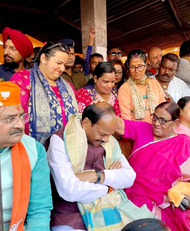 MiniSGautam's tweet photo. आज रघुवर दास जी के नेतृत्व में धनबाद BJP द्वारा हेमंत सोरेन की जन विरोधी नीतियों एवं पूरे राज्य में भय, भ्रष्टाचार, अनाचार, बालू पत्थर की लूट और झूठ के विरोध में आक्रोश रैली हुई। पूर्व विधायक सह जनता मज़दूर संघ की अध्यक्ष श्रीमती कुन्ती देवी जी इस प्रदर्शन में शामिल हुईं। https://t.co/jOQfW6E61H