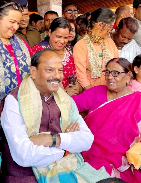 MiniSGautam's tweet photo. आज रघुवर दास जी के नेतृत्व में धनबाद BJP द्वारा हेमंत सोरेन की जन विरोधी नीतियों एवं पूरे राज्य में भय, भ्रष्टाचार, अनाचार, बालू पत्थर की लूट और झूठ के विरोध में आक्रोश रैली हुई। पूर्व विधायक सह जनता मज़दूर संघ की अध्यक्ष श्रीमती कुन्ती देवी जी इस प्रदर्शन में शामिल हुईं। https://t.co/jOQfW6E61H