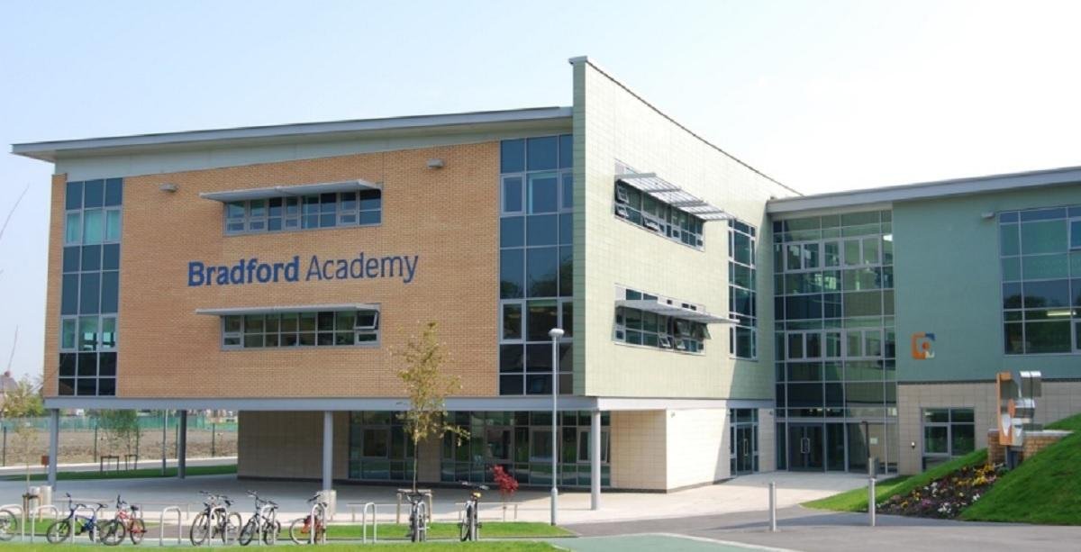 Fantastic welcome this morning by the students and staff at Bradford Academy. New College Bradford are supporting mock interviews today with Year 11 and Year 13.  Hope to see the students at one of our Open Events on 10 January and 6 February  🎓