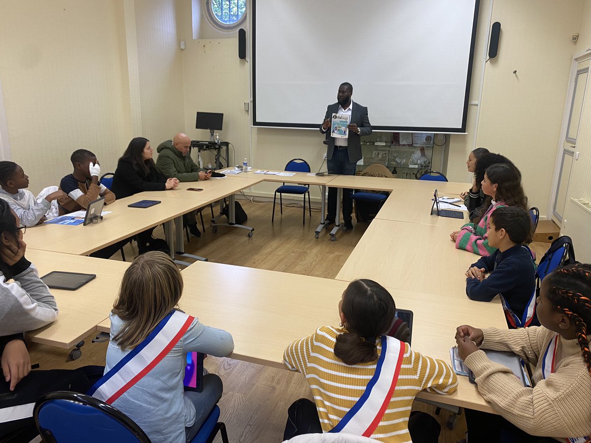 Temps fort du Forum de la Cité éducative, ce mardi matin, dédié aux rencontres citoyennes.

C’est à cette occasion que j’ai reçu en mairie de <a href="/ChanteloupLV/">Chanteloup-les-Vignes</a> pour une séance de questions réponses, des délégués de classe et des représentants du Conseil Municipal des Enfants.