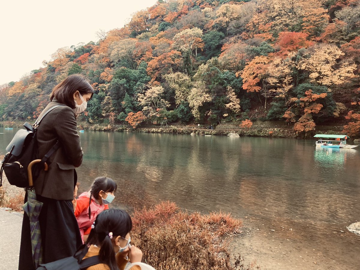 xiaofeiTW's tweet photo. 嵐山の紅葉は見頃でした🍁
今回は去年予約できず諦めた嵯峨野トロッコに初乗車！カラフルに色付いた葉っぱが綺麗でした😊
最佳的觀賞時機去看嵐山的紅葉🍁
這次終於去成去年因為沒能預約到而放棄嵯峨野小火車的初體驗！五顏六色的葉子真的好美呀😊

✍️カラフル
五顏六色
ㄨˇㄧㄢˊㄌㄧㄡˋㄙㄜˋ https://t.co/3ID2R1MVMy