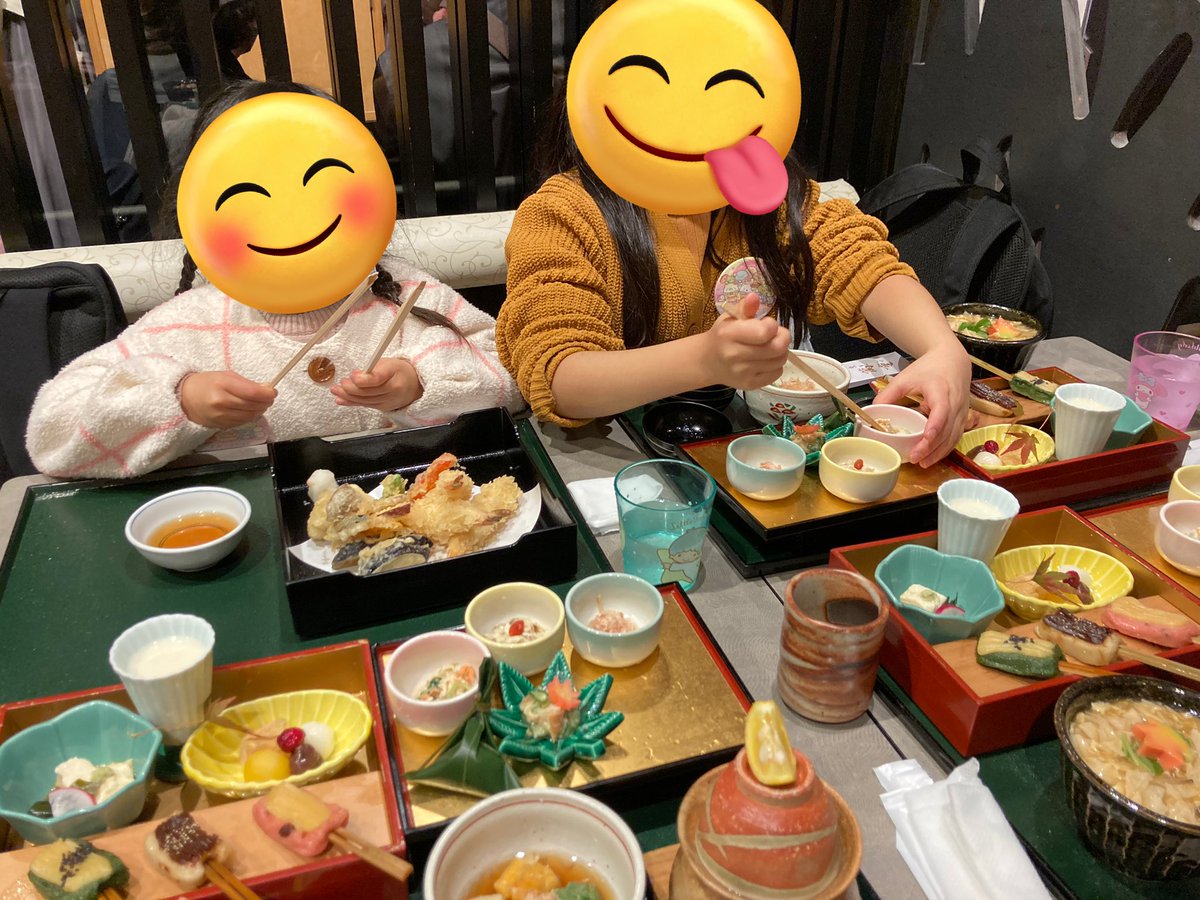xiaofeiTW's tweet photo. 嵐山の紅葉は見頃でした🍁
今回は去年予約できず諦めた嵯峨野トロッコに初乗車！カラフルに色付いた葉っぱが綺麗でした😊
最佳的觀賞時機去看嵐山的紅葉🍁
這次終於去成去年因為沒能預約到而放棄嵯峨野小火車的初體驗！五顏六色的葉子真的好美呀😊

✍️カラフル
五顏六色
ㄨˇㄧㄢˊㄌㄧㄡˋㄙㄜˋ https://t.co/3ID2R1MVMy