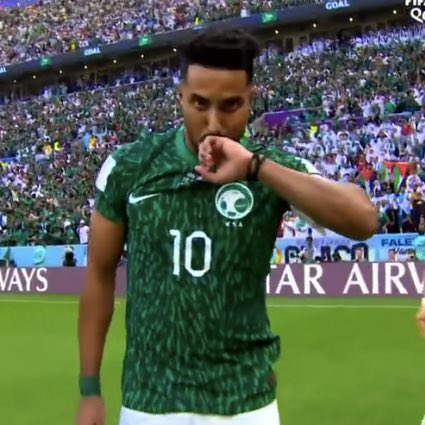 lenaamaw's tweet image. تدرون لما سالم باس الخاتم كان يقصد ان الهدف لعيون زوجته 😢كيوت