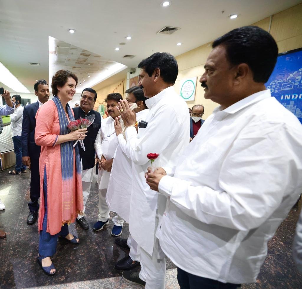 LutyensMediaIN's tweet photo. कांग्रेस महासचिव प्रियंका गांधी पहुंची इंदौर
भारत जोड़ो यात्रा में होंगी शामिल
#BharatJodoYatra https://t.co/C1rodmZJ6i