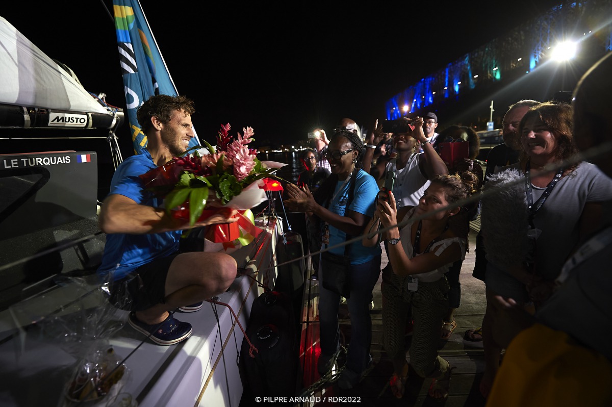 13 jours en mer sans dormir. La naissance de sa fille en pleine @RouteDuRhum , un spi recousu, et une dernière journée sans safran et avec une voie d'eau dans son bateau, @tanguyleturquai arrive 2ème bateau à dérive et 13ème de la course !!