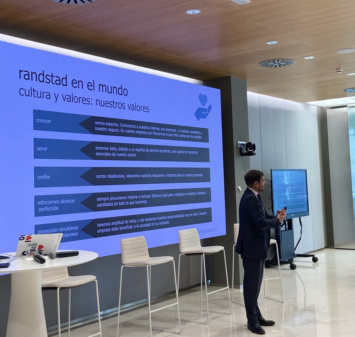 Stellium Business School (@stelliumbs) on Twitter photo ⭐️Daniel Lorenzo, Regional Manager en <a href="/Randstad_es/">Randstad España</a> en el cierre de la jornada con su ponencia:
“Somos una compañía digital pero con el corazón en las personas”
#SabadellHubEmpresa #Valencia <a href="/valenciactiva_/">València Activa</a> <a href="/AjuntamentVLC/">Ajuntament València</a> <a href="/VLCTechCity/">VLC Tech City</a> <a href="/Stelliumbs/">Stellium Business School</a> ⭐️Daniel Lorenzo, Regional Manager en <a href="/Randstad_es/">Randstad España</a> en el cierre de la jornada con su ponencia:
“Somos una compañía digital pero con el corazón en las personas”
#SabadellHubEmpresa #Valencia <a href="/valenciactiva_/">València Activa</a> <a href="/AjuntamentVLC/">Ajuntament València</a> <a href="/VLCTechCity/">VLC Tech City</a> <a href="/Stelliumbs/">Stellium Business School</a>