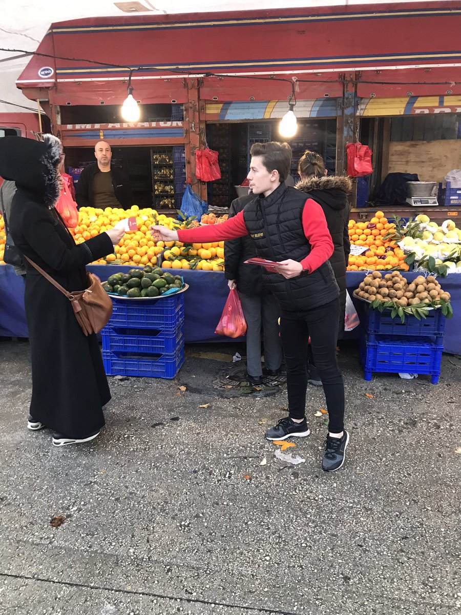 Chpsaraygenc's tweet photo. Bugün Halkın pazarında "Sınır Namustur" dedik. 

Çarşamba pazarında Vatandaşlarımızla buluşarak Genel Başkanımızın ‘’Sınır Namustur’’ bildirgesinin dağıtımını gerçekleştirdik.

Tekrardan söylüyoruz, 
Göçmen ve sığınmacı sorununu 2 yıl içinde çözeceğiz!
#SınırNamustur https://t.co/syLa8aQa9V