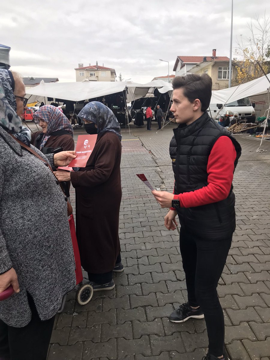 Chpsaraygenc's tweet photo. Bugün Halkın pazarında "Sınır Namustur" dedik. 

Çarşamba pazarında Vatandaşlarımızla buluşarak Genel Başkanımızın ‘’Sınır Namustur’’ bildirgesinin dağıtımını gerçekleştirdik.

Tekrardan söylüyoruz, 
Göçmen ve sığınmacı sorununu 2 yıl içinde çözeceğiz!
#SınırNamustur https://t.co/syLa8aQa9V