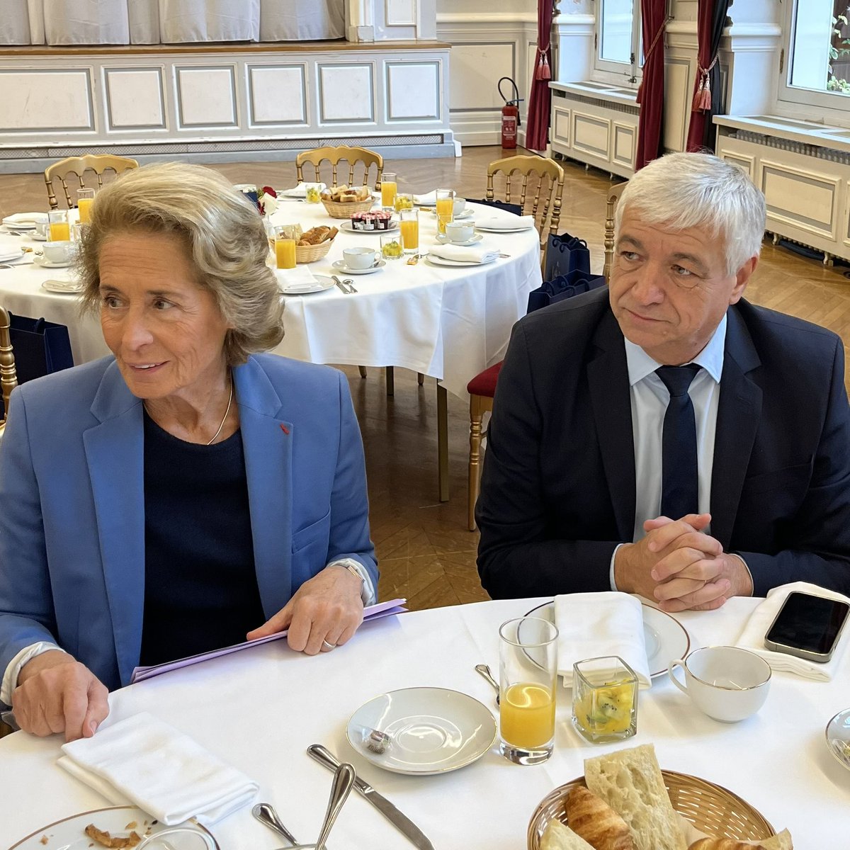 En marge du Congrès <a href="/l_amf/">AMF | Association des maires de France</a>, petit-déjeuner ce jour avec la Ministre des Collectivités Locales <a href="/carolinecayeux/">Caroline Cayeux</a> pour parler de <a href="/Ville2Brignoles/">Ville de Brignoles</a> et de l’<a href="/AggloProvenceV/">Agglomération Provence Verte</a>, de la poursuite du plan Action Cœur de Ville et de la démarche ZAN Zéro Artificialisation Nette.