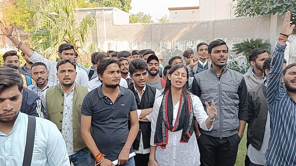 adhi2222's tweet photo. आज भारतीय राष्ट्रीय छात्र संगठन (N.S.U.I) के कार्यकर्ताओं द्वारा पालीवाल स्थित डॉ भीमराव अंबेडकर विश्वविद्यालय के कुलपति महोदय को छात्र समस्याओं को लेकर धरना देकर ज्ञापन दिया।।
@nsui @INCIndia @RahulGandhi @priyankagandhi @Neerajkundan @NSUIUPWest @VishalcINC @RohitRanaINC https://t.co/jmCicOnaKE